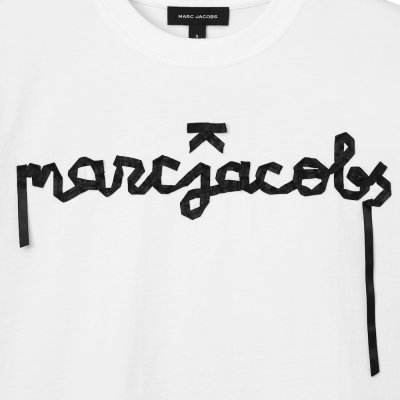 THE RIBBON LOGO BOX TEE